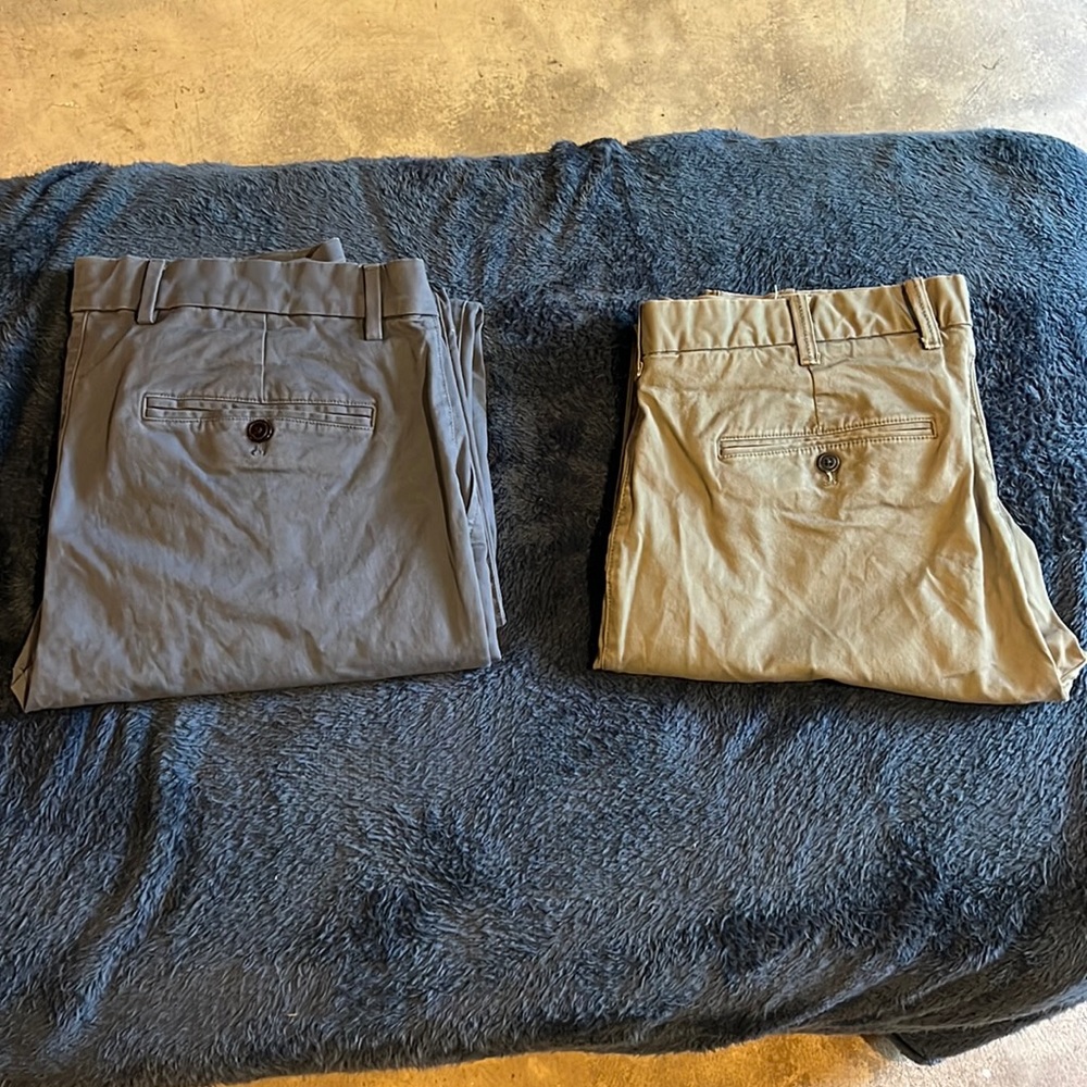 2 pairs of Men’s Gap Khaki pants size blue- 34x32 green-36x32